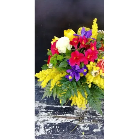 Bouquet Viva la Donna: Un inno alla femminilità con mimosa e fiori di campo - immagine 2