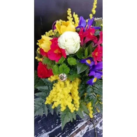 Bouquet Viva la Donna: Un inno alla femminilità con mimosa e fiori di campo - immagine 3