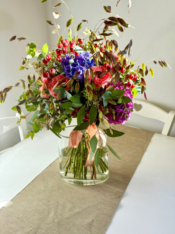 Bouquet Ninfea - ortensie, rose, bacche di rosa canina, verde decorativo, fiori di avena