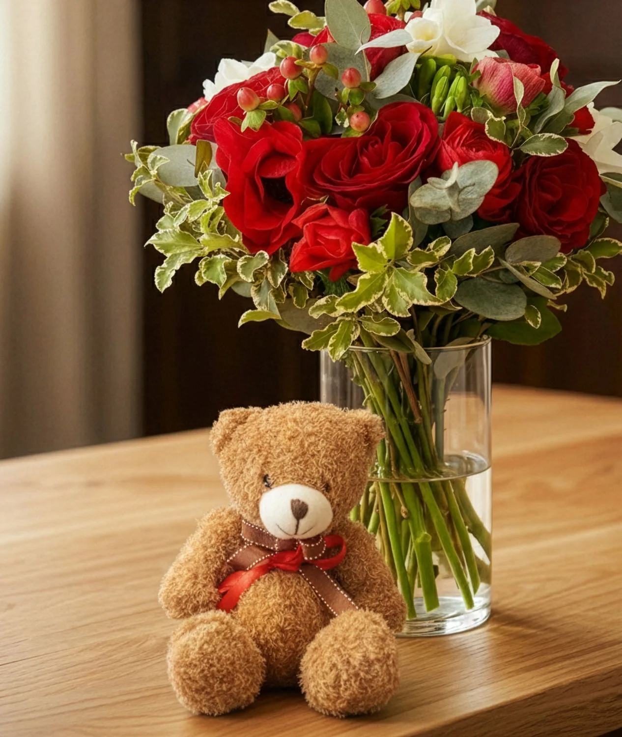 Bouquet-San-Valentino-con-vaso-di-vetro-e-peluche