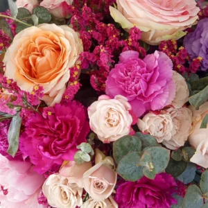 Bouquet Sinfonia Rosa con peonie e lisianthus, vista ingrandita.