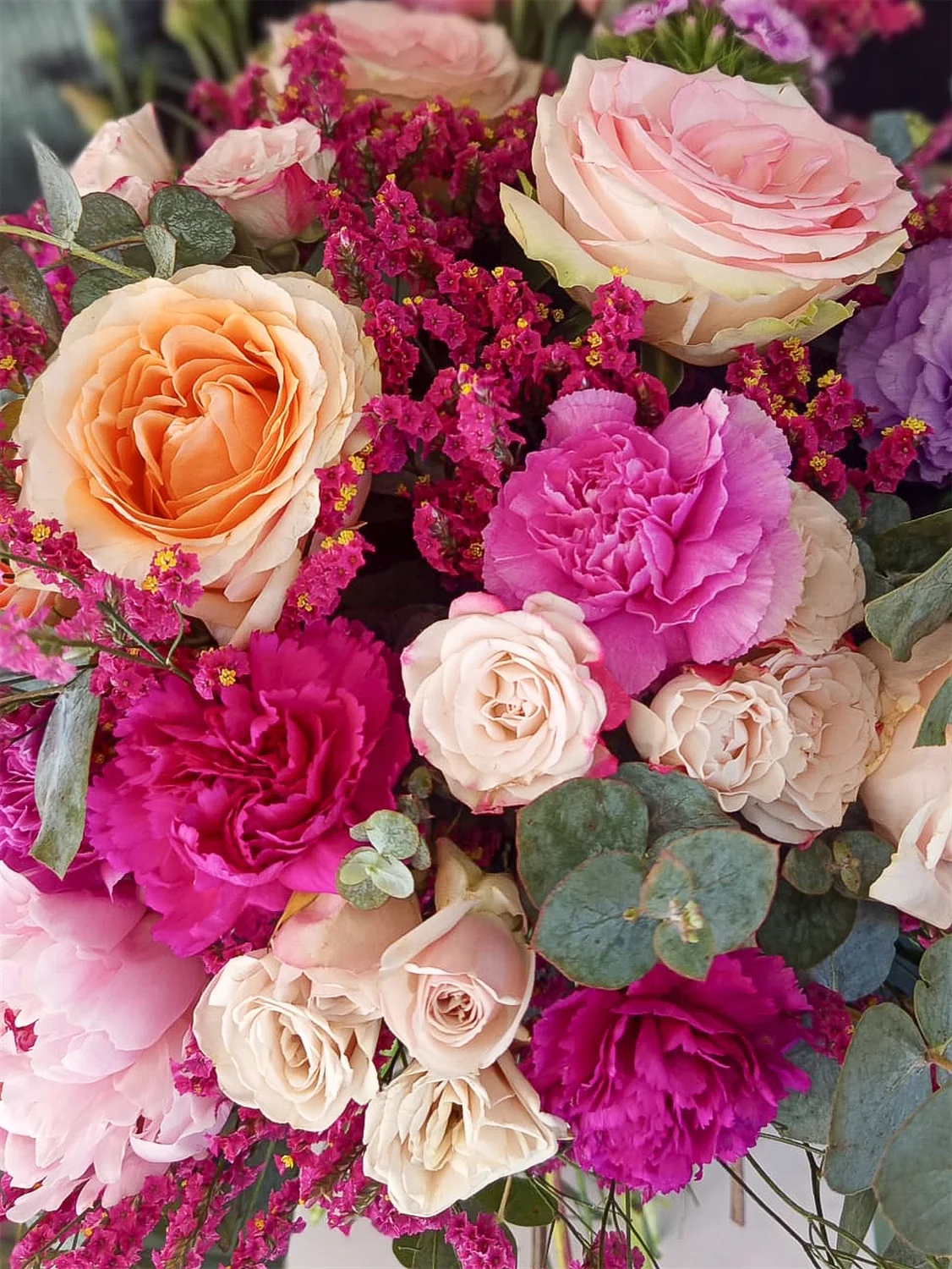 Bouquet Sinfonia Rosa con peonie e lisianthus, vista ingrandita.