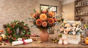 Composizione con bouquet d'autunno di dalie arancioni, corona d'alloro per laurea e flowerbox nascita