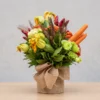 Bouquet vegano originale con carote, fiori di zucca, peperoncini e lisianthus